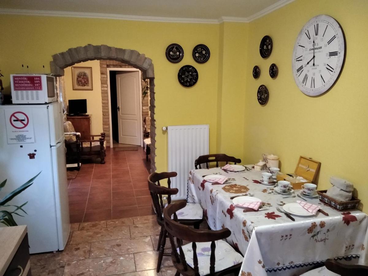 Moezsi Apartman Tolna Buitenkant foto